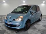 la photo d'une petite voiture bleue garée dans un garage