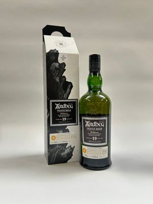 une bouteille d'Ardbig 12 ans d'âge avec son coffret