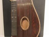 un instrument en bois exposé sur une table