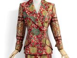 une photo d'un mannequin vêtu d'un costume rouge et or