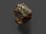 gros plan d'une bague en or avec une pierre noire