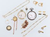 un assortiment de bijoux en or et en argent, comprenant notamment une montre de poche et d'autres objets
