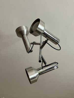 Suspension à trois lumières en métal chromé sur un fût tubul…
