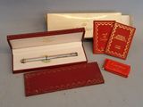 une boîte rouge contenant un stylo et une boîte rouge contenant un stylo