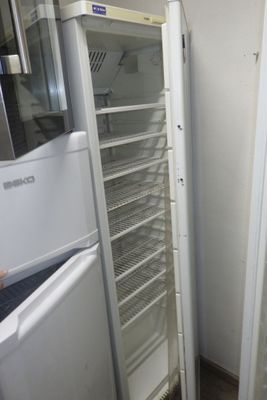 deux réfrigérateurs placés l'un à côté de l'autre dans une pièce