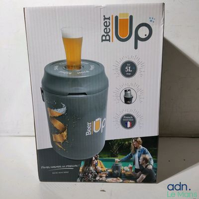 la boîte est ouverte sur la table et contient une bière