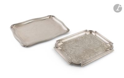 deux plateaux en argent munis d'anses, sur fond blanc