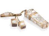 trois bijoux posés sur une surface blanche