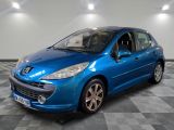 la voiture bleue est garée dans le garage sur le sol en damier