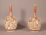 deux vases posés sur une table
