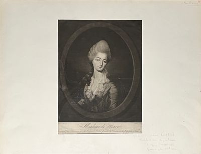 une vieille photo en noir et blanc d'une femme en robe