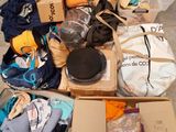 un tas de vêtements et d'autres objets posés par terre