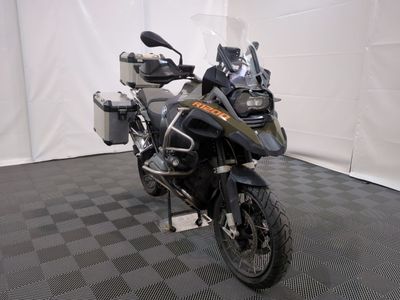 une moto qui est garée dans une pièce dont le sol est en damier