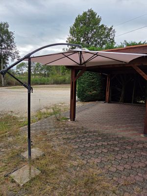un parapluie fixé à un poteau au bord de la route