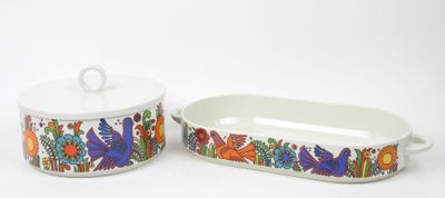 deux assiettes blanches ornées de motifs floraux colorés sur un fond blanc