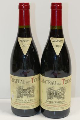 deux bouteilles de vin posées sur une table l'une à côté de l'autre