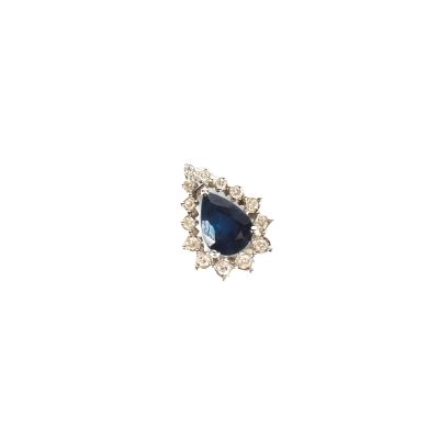 gros plan d'une bague en diamant sur fond blanc