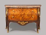 une commode ancienne avec un plateau en marbre et des finitions dorées
