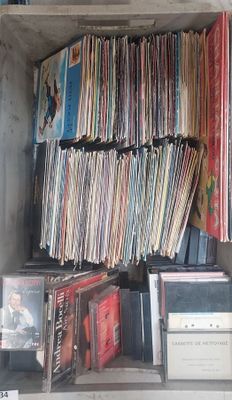 beaucoup de CD et encore des CD sur les étagères
