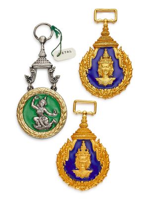 trois médaillons dorés et bleus représentant un Bouddha