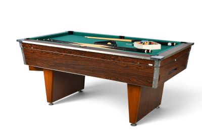 La table de billard est en bois et recouverte d'un tapis vert.