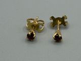 deux paires de boucles d'oreilles en or ornées de grenats