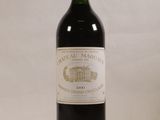 une bouteille de vin posée sur une table
