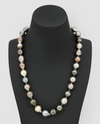 un collier de perles multicolores sur un mannequin noir