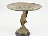 une image représentant une plaque en bronze sur laquelle figure un oiseau