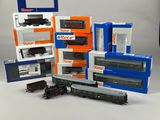 de nombreux modèles réduits de trains exposés sur la table