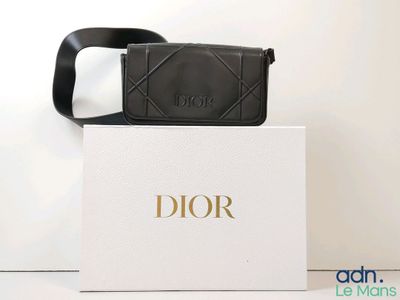Sac noir porté épaule DIOR BEAUTY, fermeture par rabat aiman…