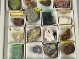une boîte remplie de différentes sortes de roches et de minéraux