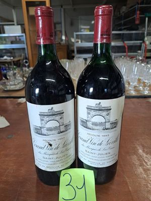 deux bouteilles de vin rouge posées sur une table en bois