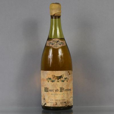 une bouteille de vin posée sur une table