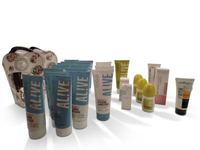 une photo présentant divers produits de soins de la peau sur fond blanc