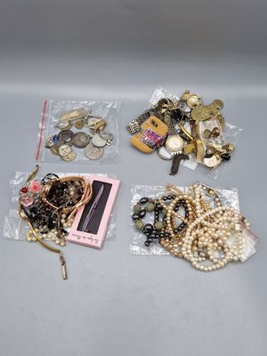 beaucoup de bijoux posés sur une table
