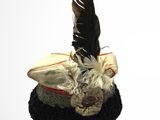 un petit chapeau surmonté d'une plume