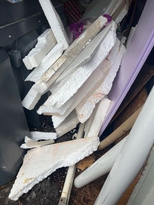 un tas de bois qui se trouve à l'arrière d'un camion