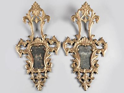 deux miroirs accrochés au mur, de couleur dorée
