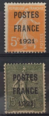 un gros plan sur trois timbres différents posés sur une surface noire