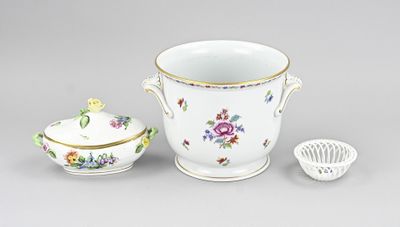 a bowl and a bowl with a lid on a table