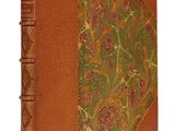 un vieux livre dont la couverture est ornée d'un motif floral