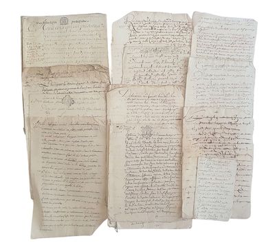 quelques vieux morceaux de papier sur lesquels il y a des inscriptions