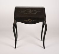 Bureau de pente en bois noirci sculpté à décor de style Loui…