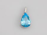 un pendentif en quartz topaze bleue et diamants