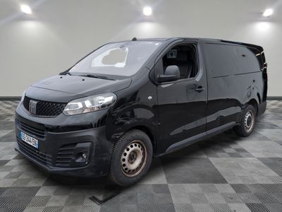 une photo d'une camionnette noire sur un sol à damier
