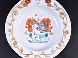 une assiette ornée d'un blason
