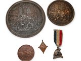 trois médailles et une médaille sur fond blanc