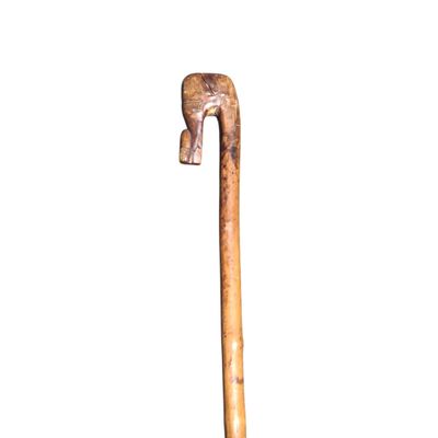 un bâton en bois muni d'un manche, sur fond blanc