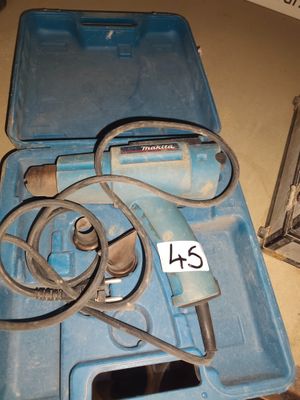 une mallette bleue contenant un outil, posée sur une table